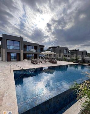 Kıbrıs Esentepe'de Denize Sıfır Lüks 4+1 Satılık Villa