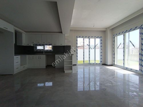 ÇEŞME ÇİFTLİKKÖY'DE SIFIR, LUKS TASARIMLI, HAVUZLU VİLLA