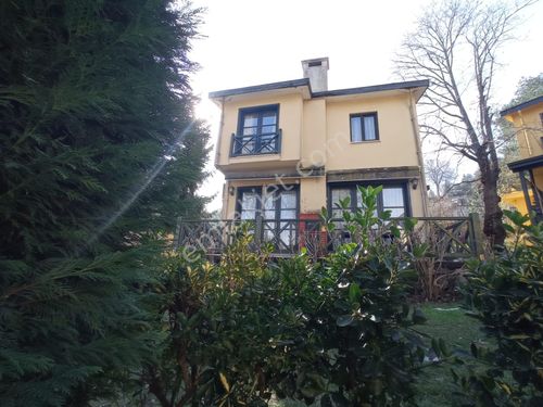  SAPANCA MAHMUDİYE HAVUZLU SİTEDE GÖL MANZARALI EŞYALI KRLK VİLLA