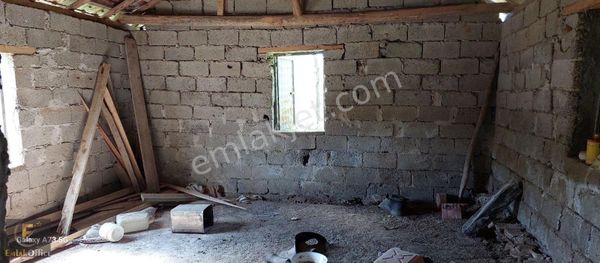 GÖRDES KARAKEÇELİ MAH' DE 635 M2 ARSA İÇİNDE 2 ODALI DAM