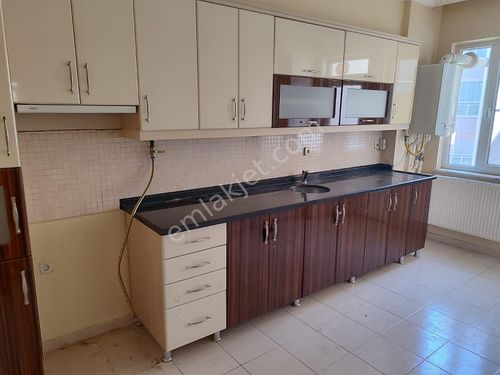 dairemizde akbay caddesi'nde olup 10 yıllık 3 ara kat 3+1