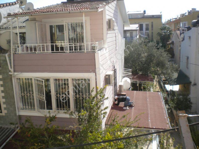 Sarımsaklı Merkezde Satılık Bahçeli Villa