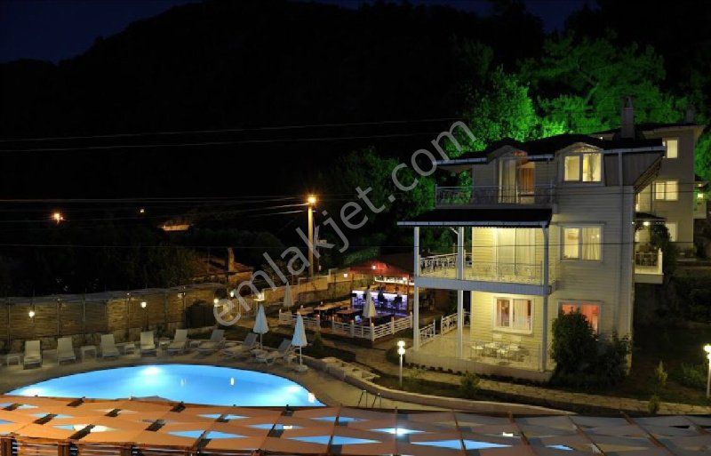 Emlakçıdan Muğla Marmaris İçmeler Mahallesi 3+2 Günlük Kiralık Villa