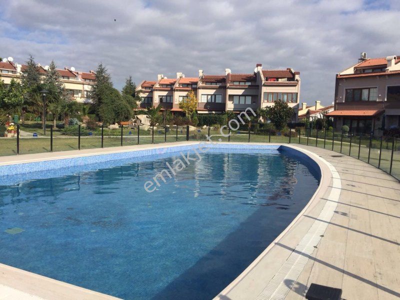 Deniztepe Evleri Deniz Manzaralı 200m2 3 Katlı Kiralık Villa