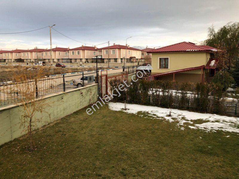 Emlakçıdan Erzurum Aziziye Selçuklu Mahallesi 6+1 Satılık Daire 1.250