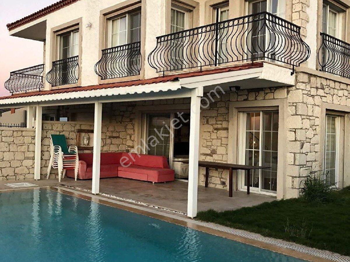 emlakcidan izmir cesme reisdere mahallesi 4 1 kiralik villa 250 000 tl 10188435