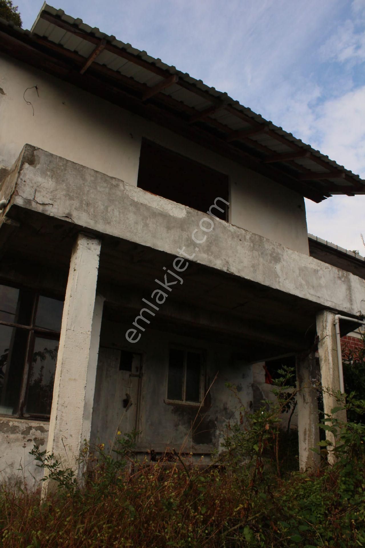 Çayeli Kemerköy Köyü (Sarılar) Satılık Bağ & Bahçe Çayeli Kemer köy de satılık içinde ev olan arazi 