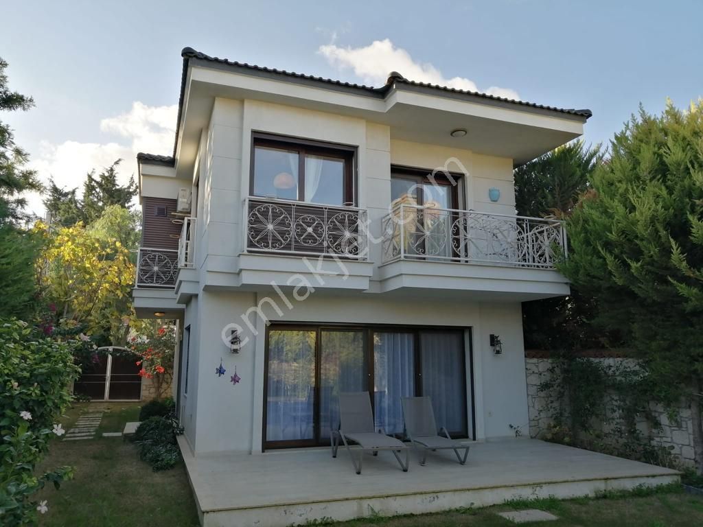 Çeşme Alaçatı Kiralık Villa  ALAÇATI GAYRİMENKULDEN GÖBENE'DE KİRALIK HAVUZLU VİLLA