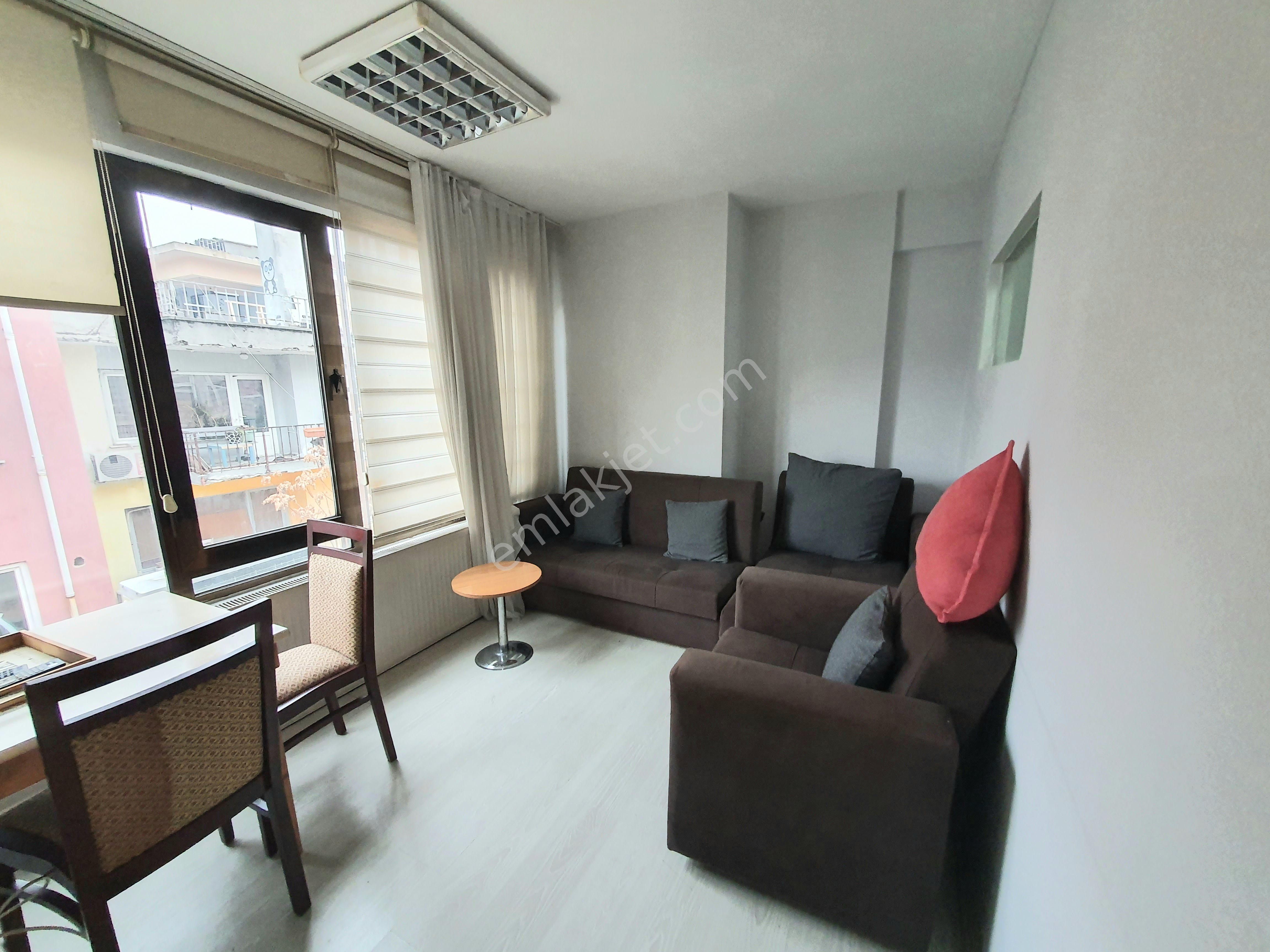 Kadıköy Merkez'de 3. Kat Boğa Heykeli'nin Dibinde Eşyalı Kiralık