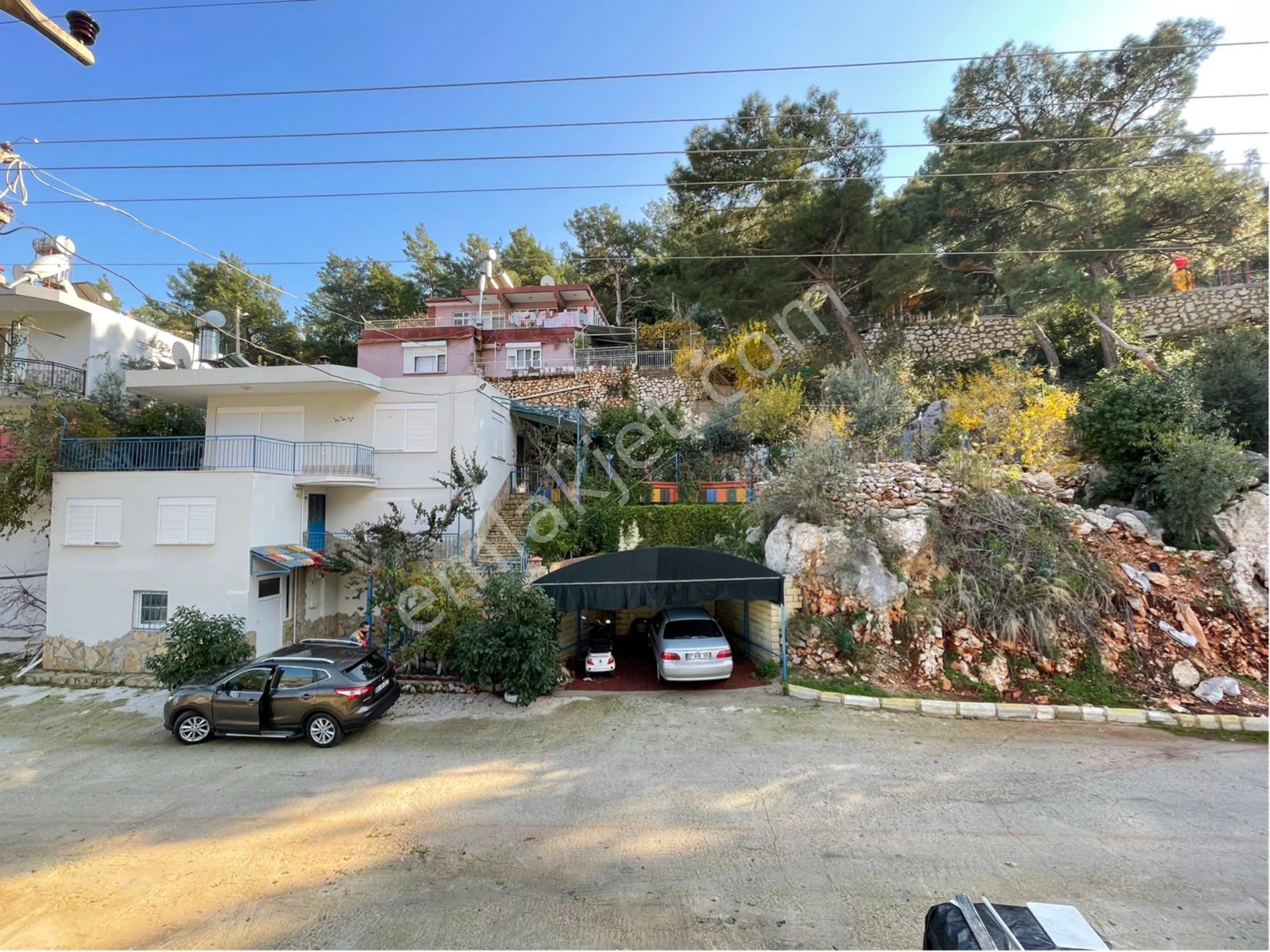 Müstakil Bahçeli 3 Katlı Daire