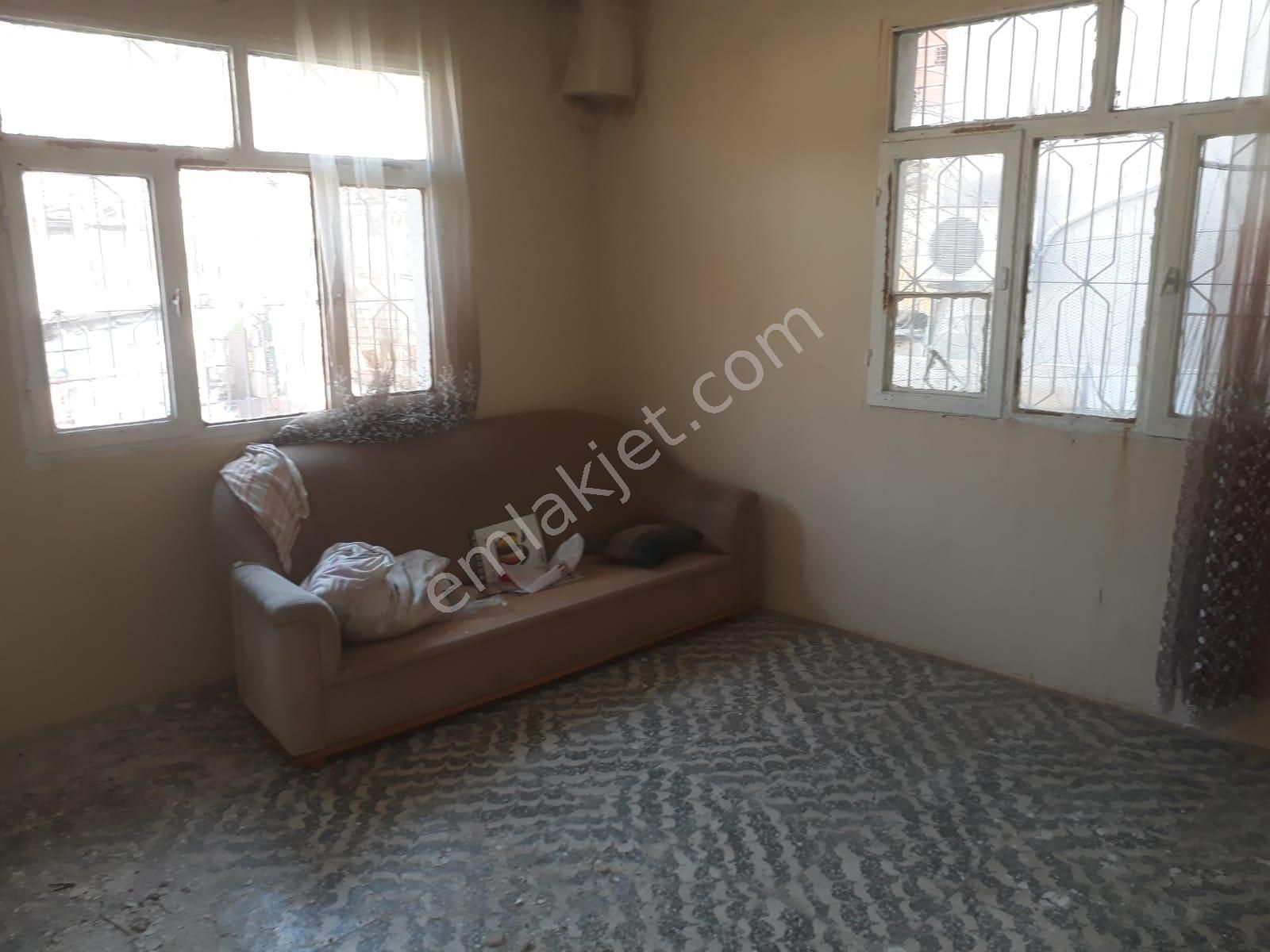 Karabağlar Salih Omurtak Kiralık Daire Karabağlar Salih Omurtak Mh.'de Müstakil 3+1 95 M2 Emekli Bekara Uyğun Kiralık Ev