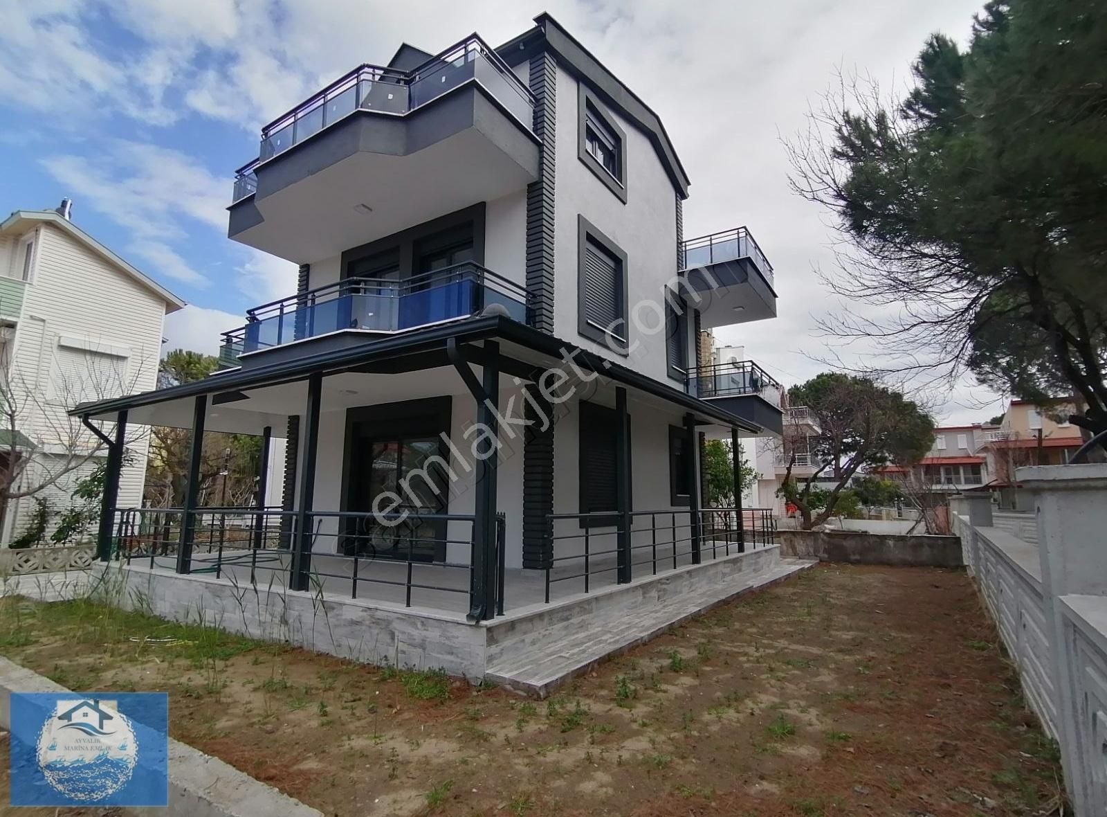 Ayvalık Altınova Satılık Villa MARİNADAN GENİŞ BAHÇELİ HARİKA VİLLA (DENİZ İSTEYENLER İÇİN)