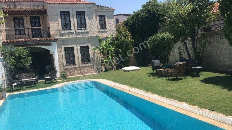 Çeşme Alaçatı Satılık Villa İzmir Çeşme Alaçatı Müstakil Havuzlu Satılık Villa