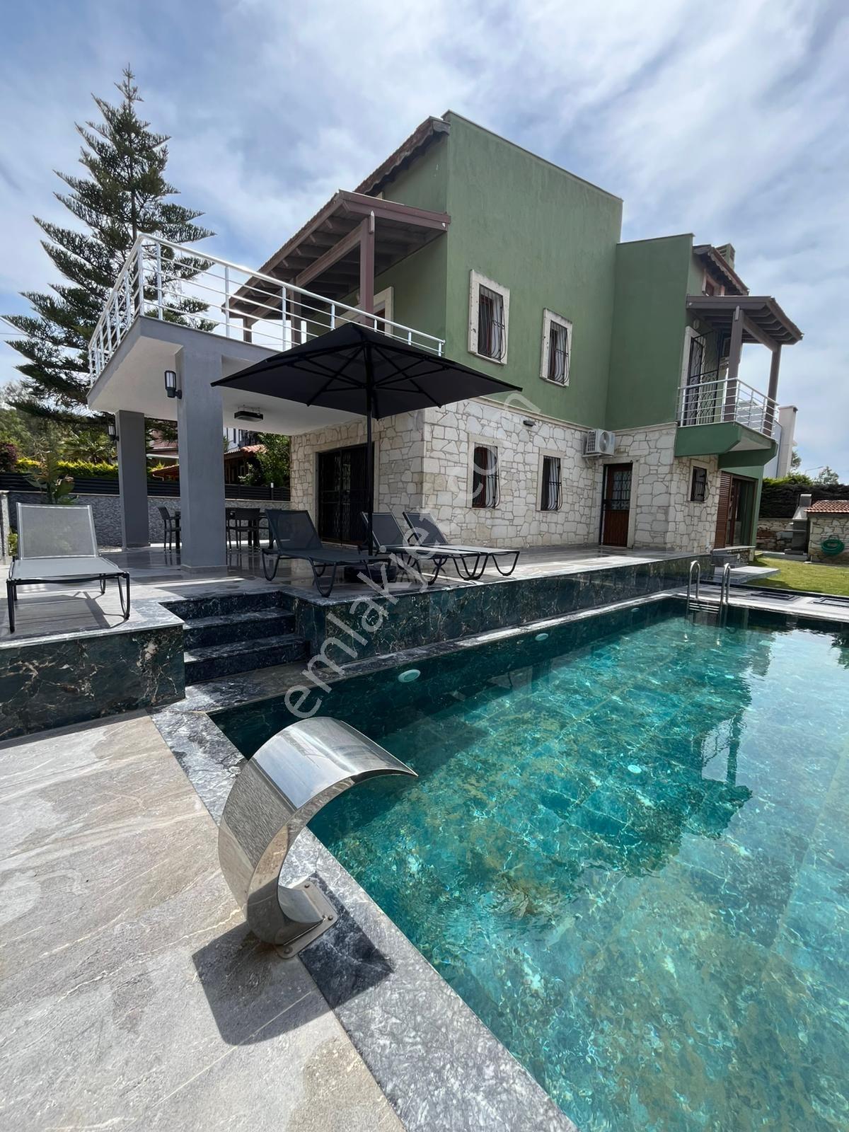 Alaçatı Göbene De Yıllık Kiralık Müstakil Ev Ve Havuzlu Villa