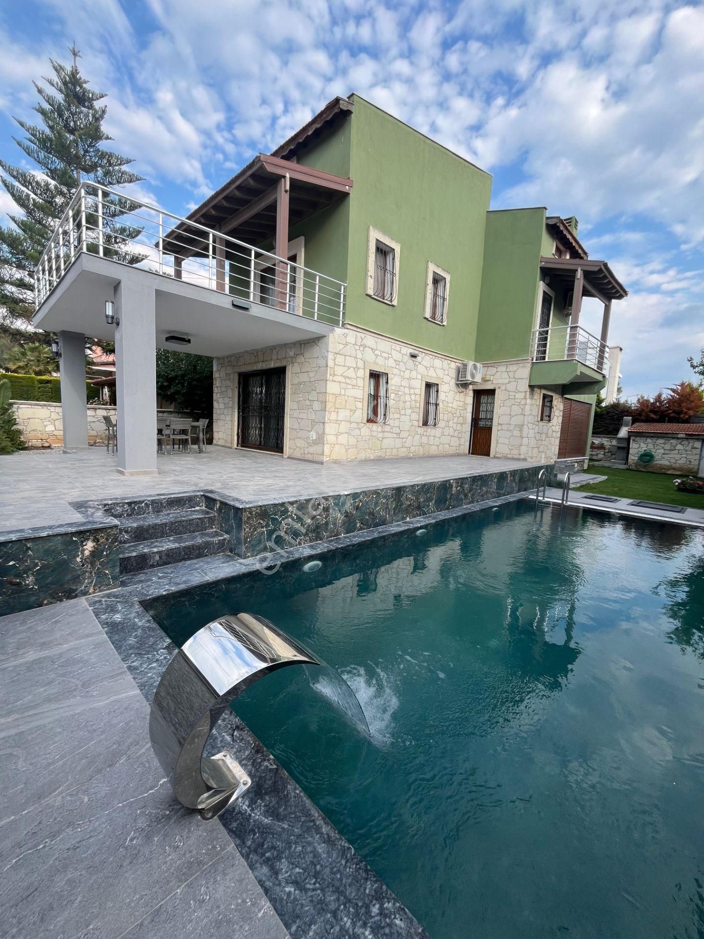 Alaçatı Göbene'de Sezonluk Kiralık Müstakil Havuzlu Villa