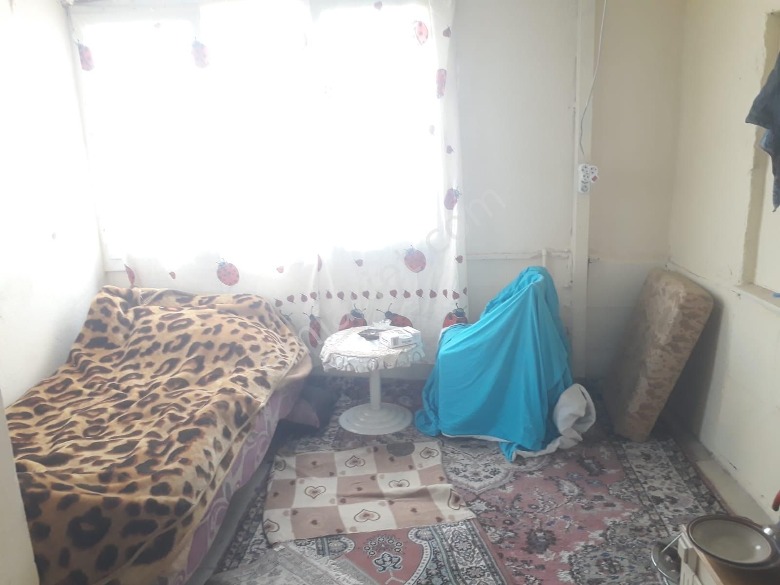 Bozyaka Sarıyer Mh.'de 1+0 25 M2 4.kat Bekar Erkeğe Uyğun Eşyalı Sobalı Teraslı Kiralık Daire