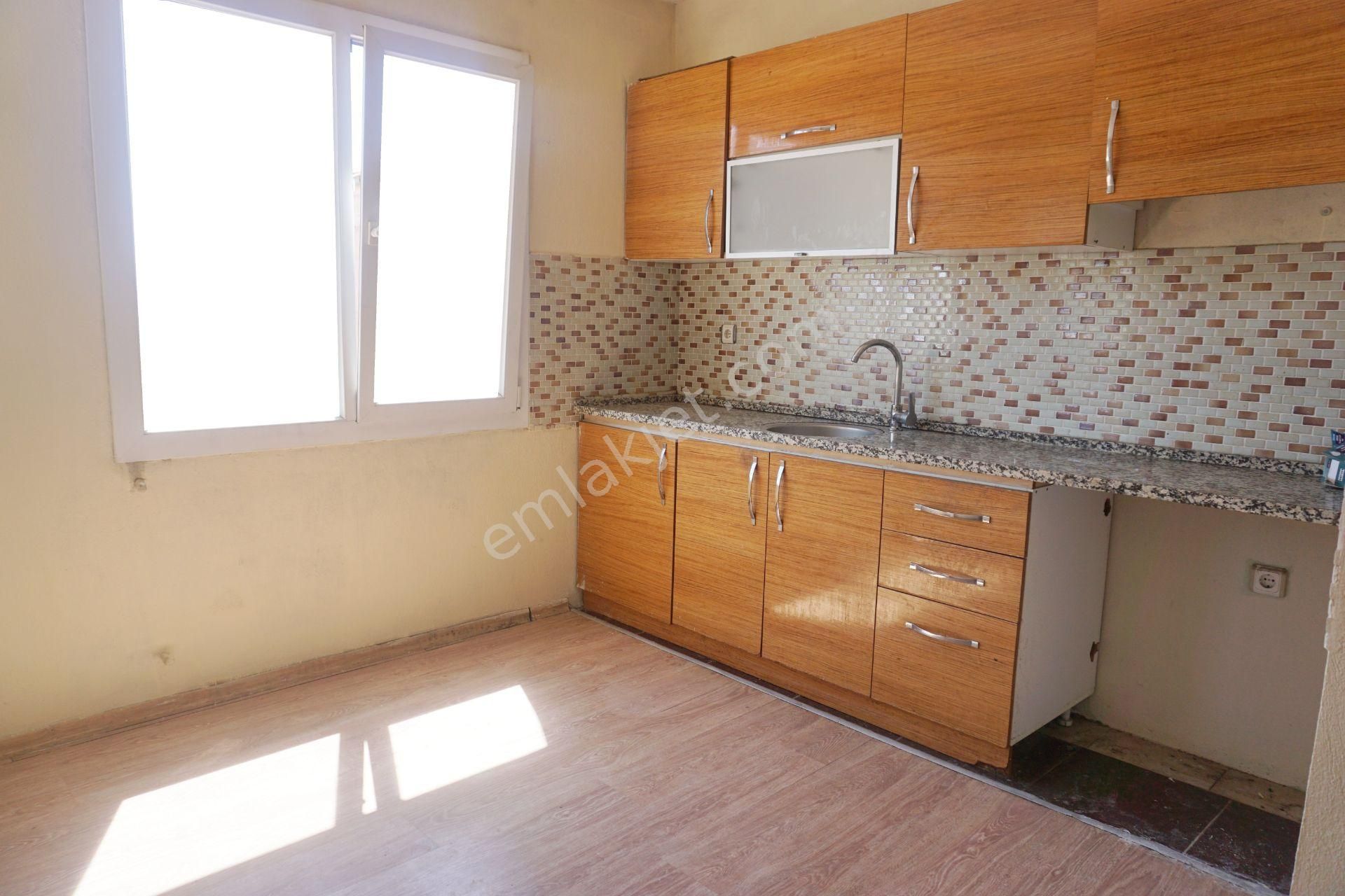 Emlakçıdan İzmir Çiğli Güzeltepe Mahallesi 3+1 Kiralık Daire 1.400 TL