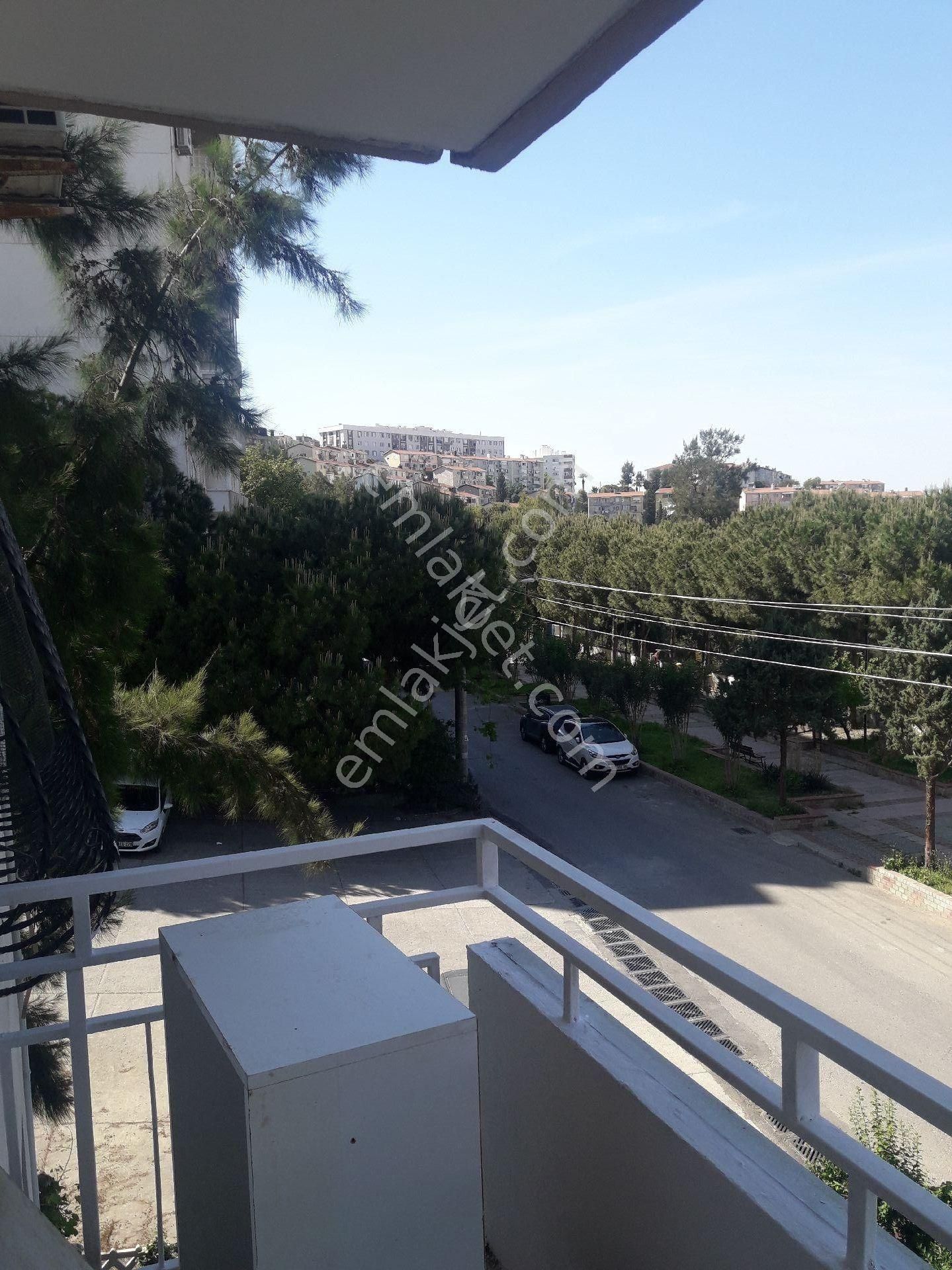 Emlakçıdan İzmir Karabağlar Esentepe Mahallesi 3+1 Kiralık Daire 3.500