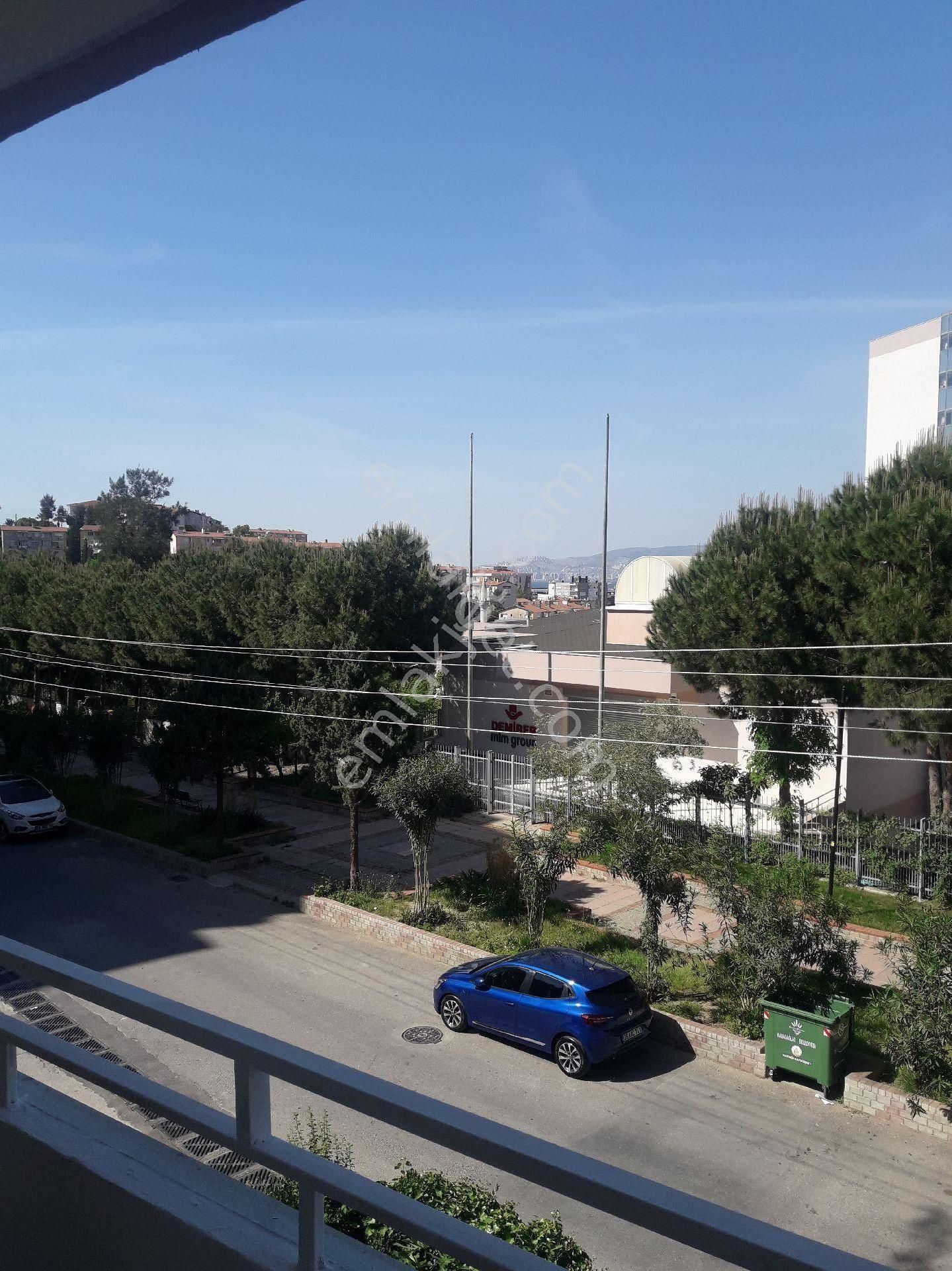 Emlakçıdan İzmir Karabağlar Esentepe Mahallesi 3+1 Kiralık Daire 3.500
