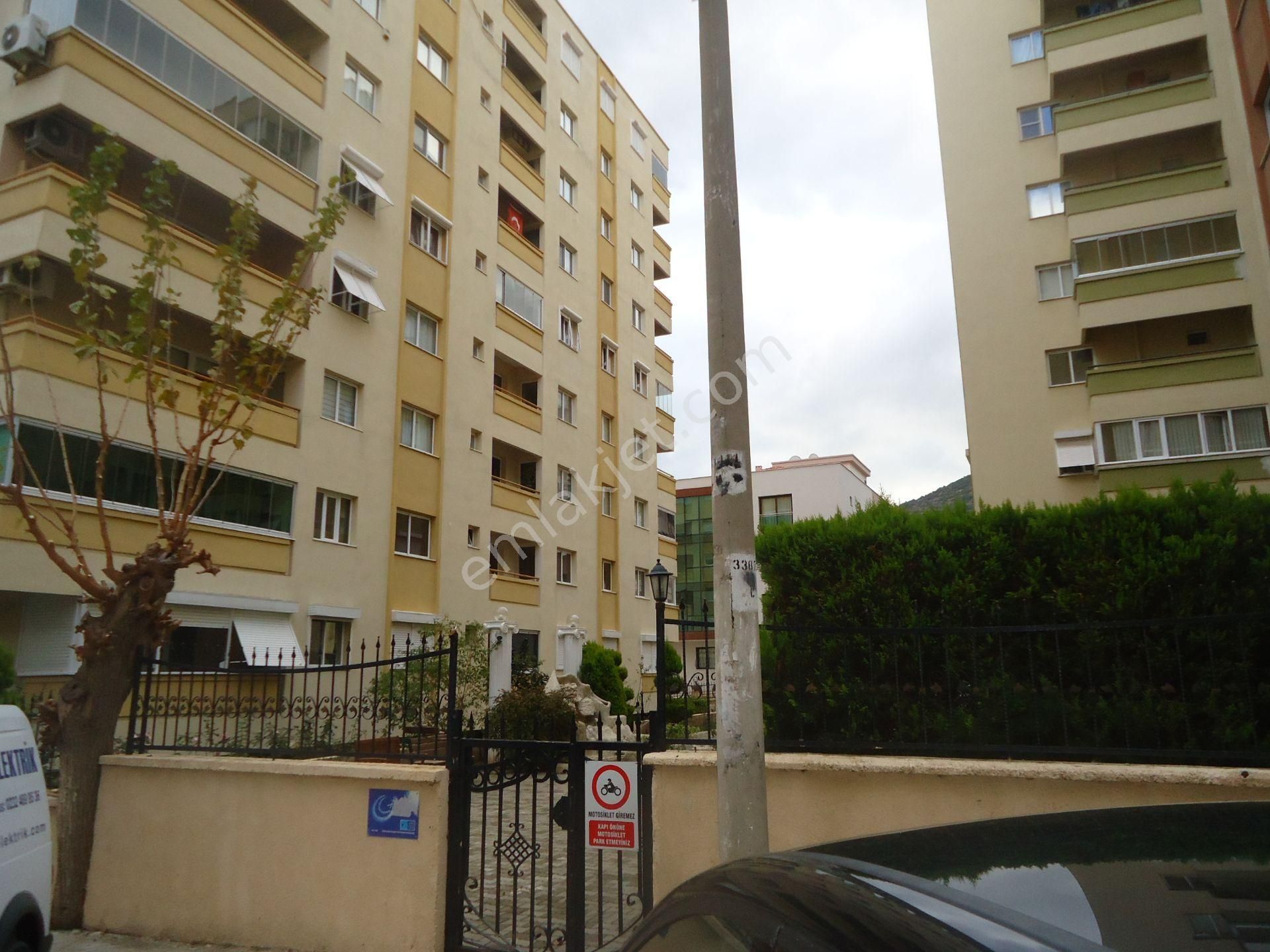 Emlakçıdan İzmir Balçova Çetin Emeç Mahallesi 3+1 Kiralık Daire 5.900