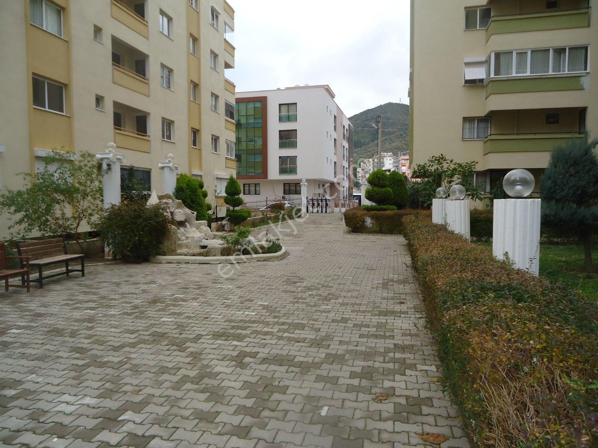 Emlakçıdan İzmir Balçova Çetin Emeç Mahallesi 3+1 Kiralık Daire 5.900