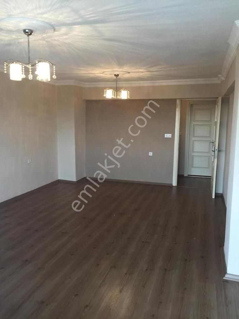 Emlakçıdan İzmir Bayraklı Manavkuyu Mahallesi 3+1 Kiralık Daire 4.000