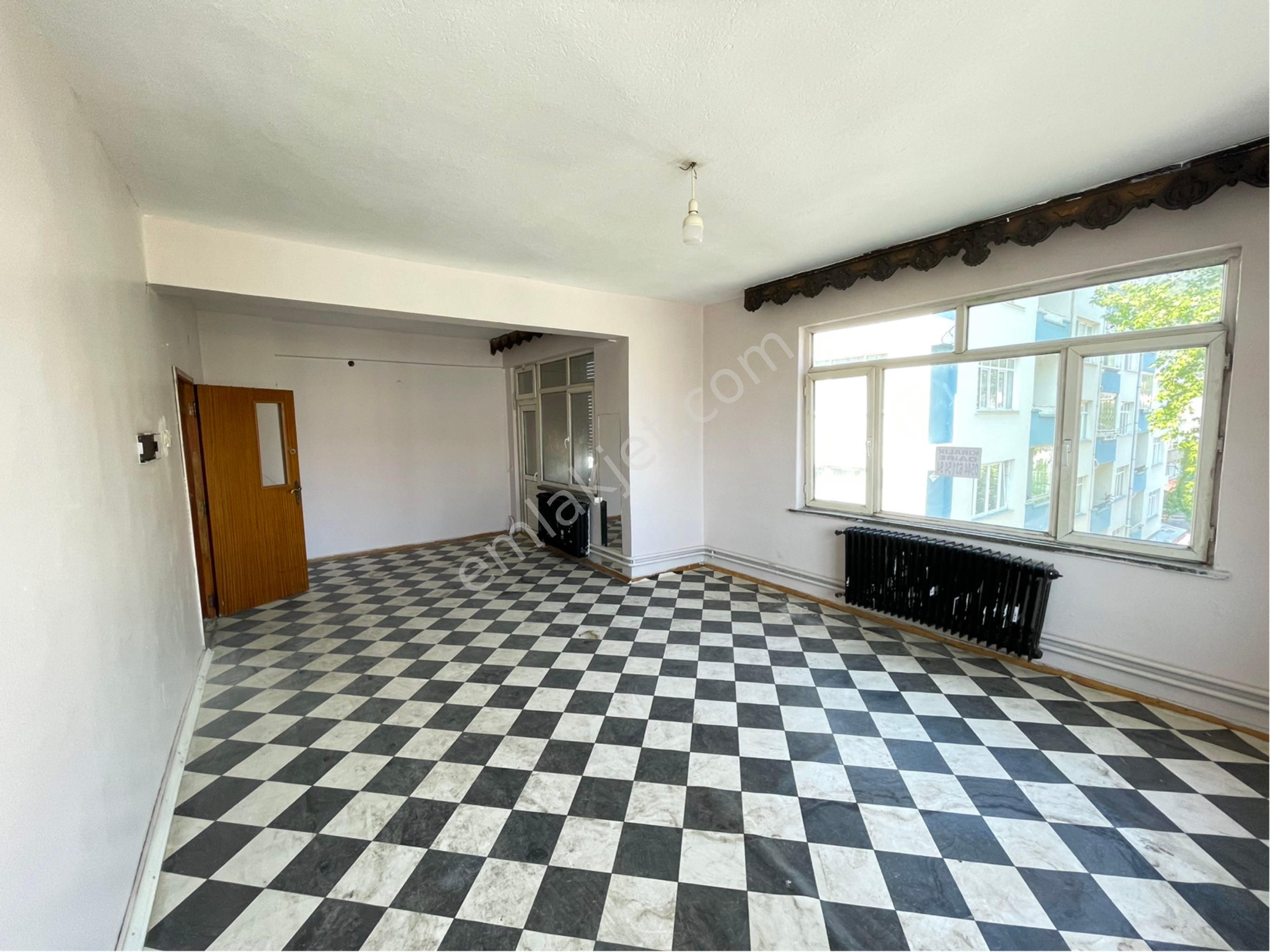Emlakçıdan Konya Akşehir Selçuk Mahallesi 4+1 Kiralık Daire 1.150 TL