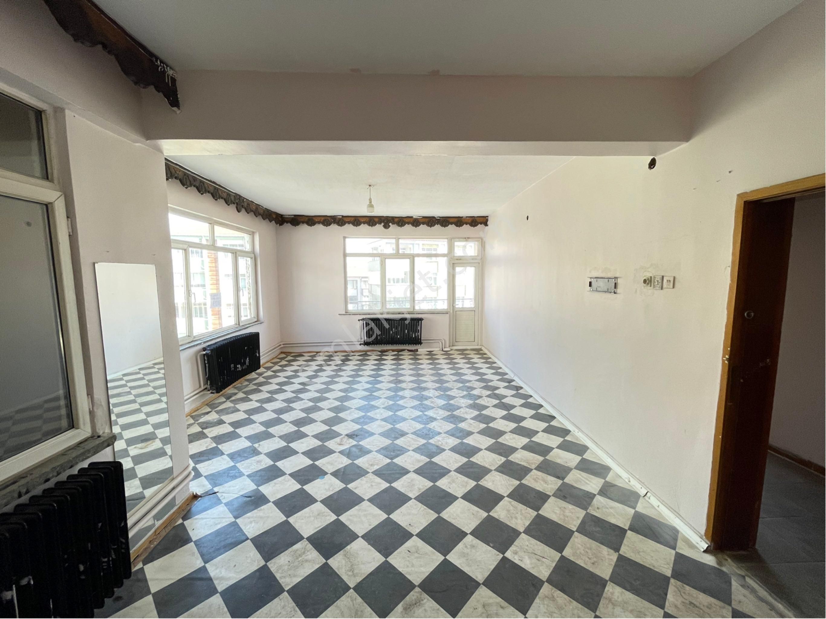 Emlakçıdan Konya Akşehir Selçuk Mahallesi 4+1 Kiralık Daire 1.150 TL