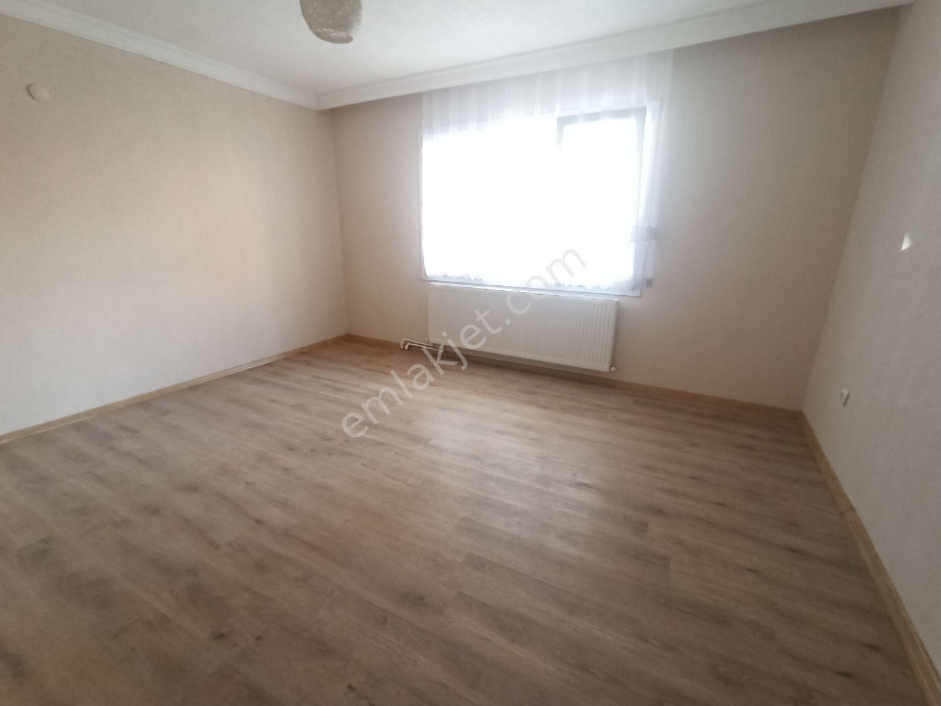 Emlakçıdan İzmir Buca Çamlıpınar Mahallesi 3+1 Kiralık Daire 2.500 TL