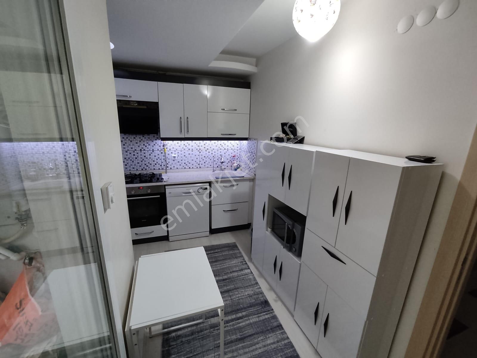 Emlakçıdan İzmir Çiğli Küçük Çiğli Mahallesi 4+2 Kiralık Daire 6.000 TL
