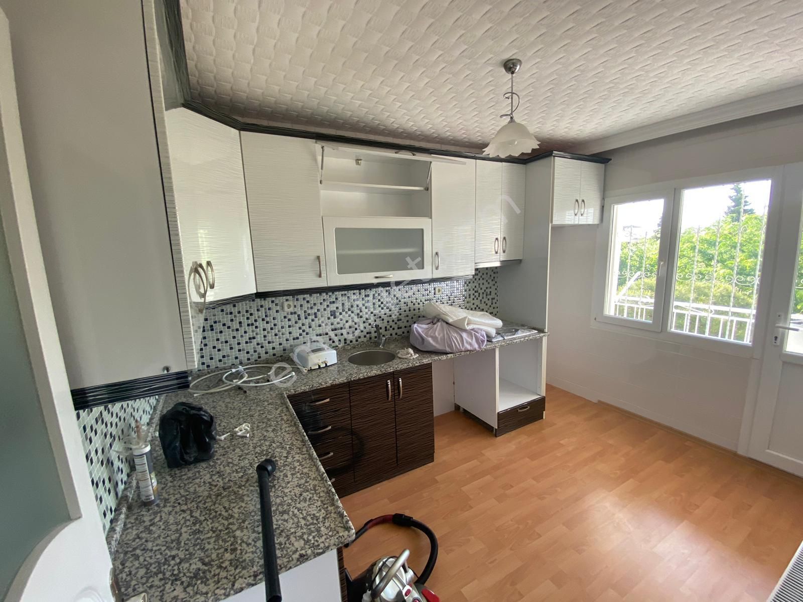 Emlakçıdan İzmir Konak Ulubatlı Mahallesi 3+1 Kiralık Daire 2.150 TL