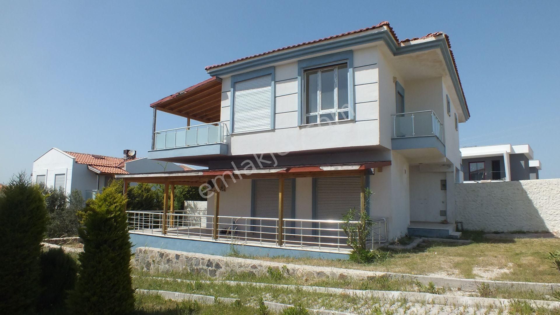 Çeşme Reisdere Satılık Villa  REİSDERE DE DENİZ MANZARALI 3+1 328M2 KENDİ PAYI ARSALI VİLLA