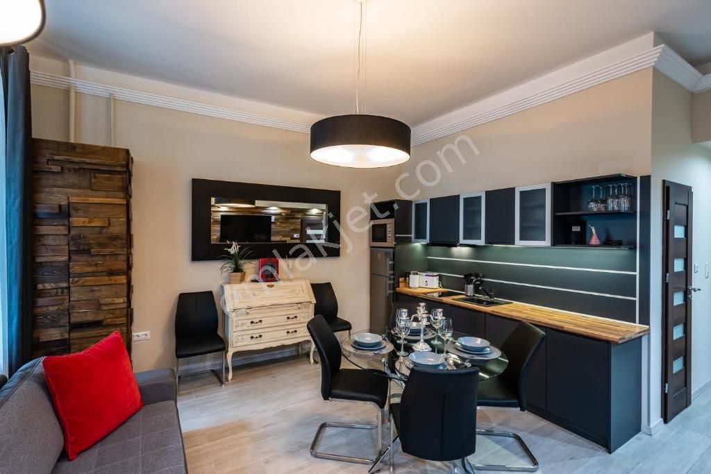 Emlakçıdan İstanbul Fatih Silivrikapı Mahallesi 1+1 Günlük Kiralık
