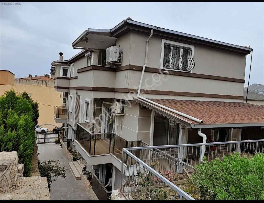 Bornova Atatürk Satılık Villa İzmir Bornova Atatürk mah. 470 m2 arsa da 2 tripleks villadan bir tanesi satılık