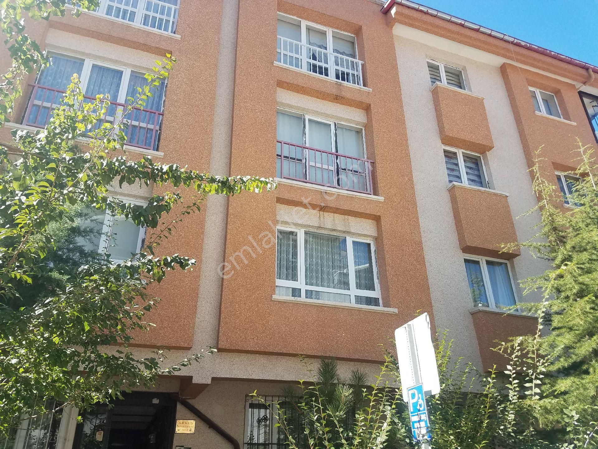 Keçiören Bademlik Mahallesinde 3+1 1.kat Bahçeli Çift Balkon Çift Banyo Güneş Alan Satılık Geniş Ev
