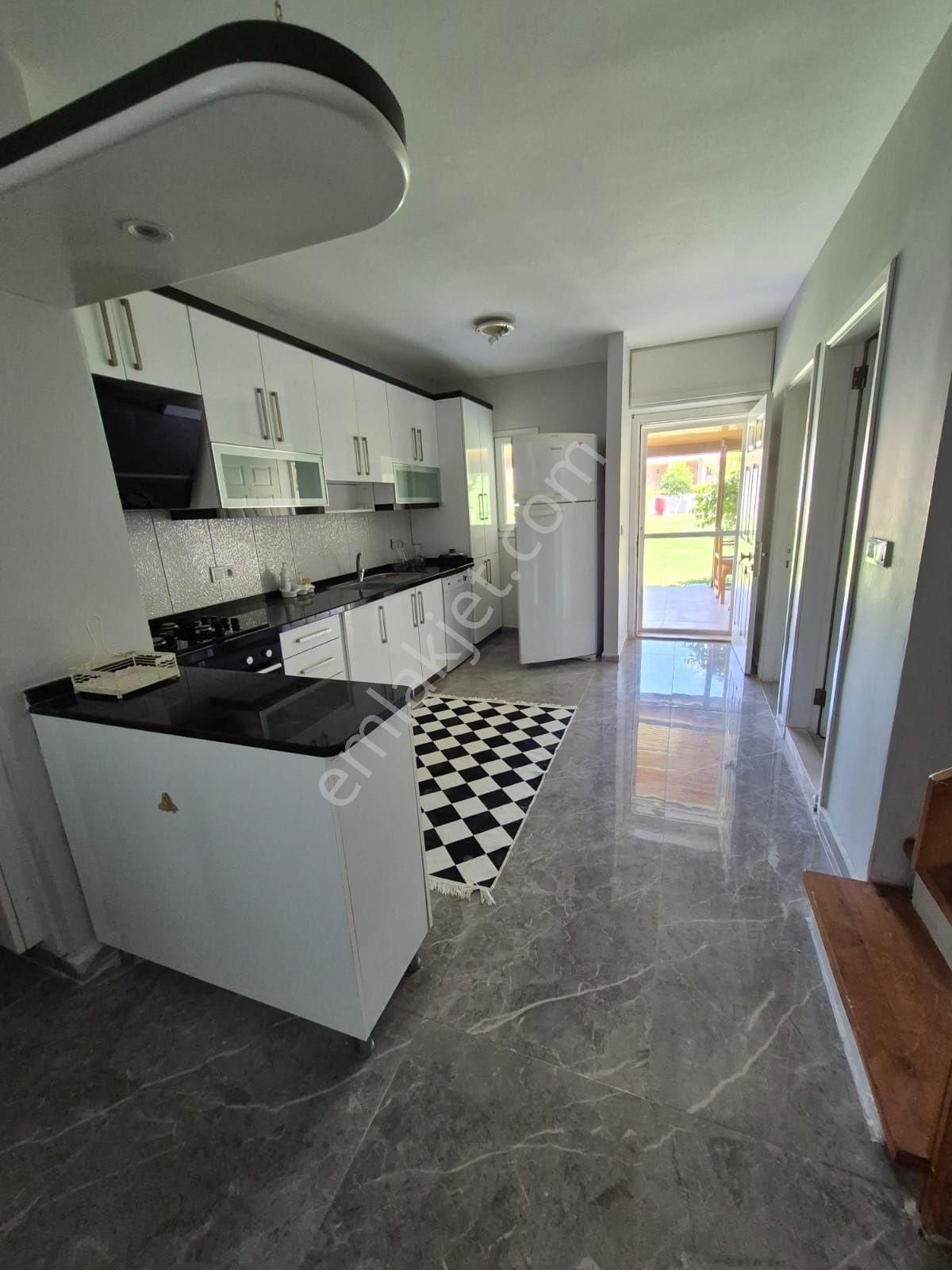 Boyalık Denize Çok Yakın Site İçerisinde Geniş Bahçe Paylı Villa - Görsel 26