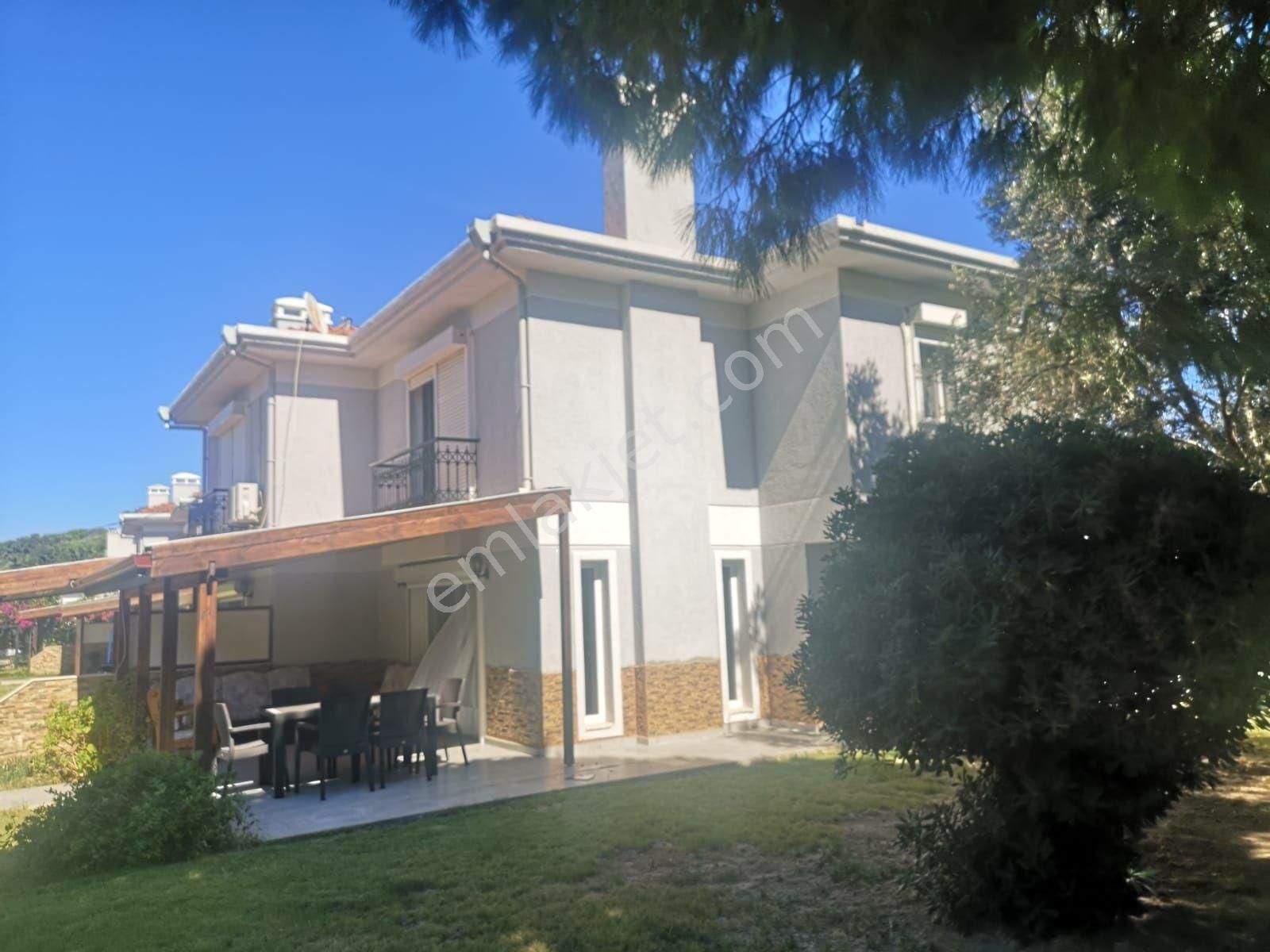 Boyalık Denize Çok Yakın Site İçerisinde Geniş Bahçe Paylı Villa - Görsel 4