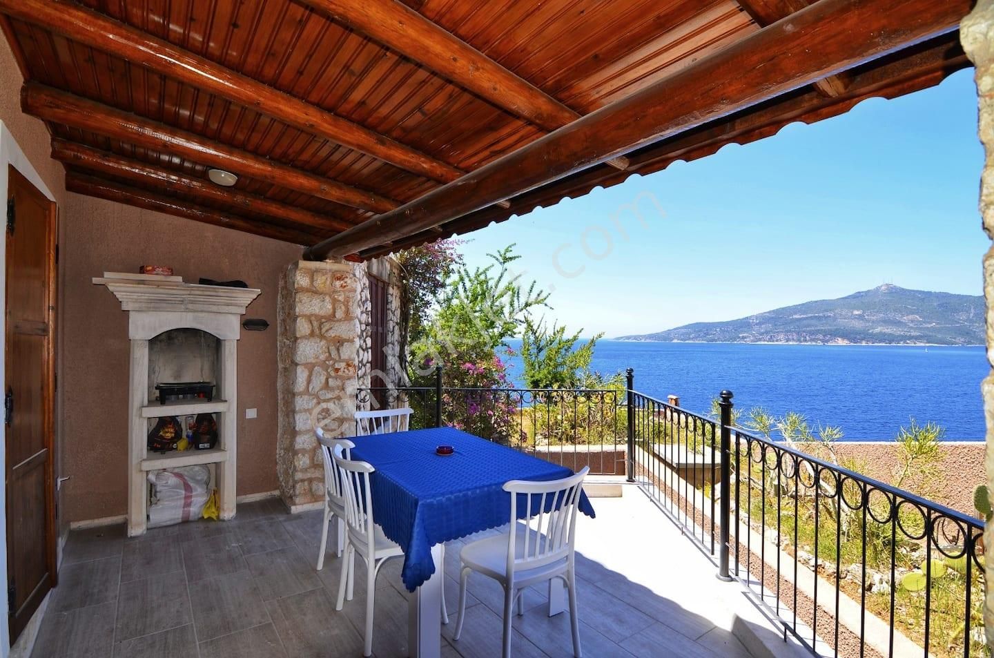 Kaş Kalkan Satılık Villa  KALKAN'DA DENİZ MANZARALI, ÖZEL PLAJ SİTE İÇERİSİNDE 3+1 VİLLA (Takasa Uygun)