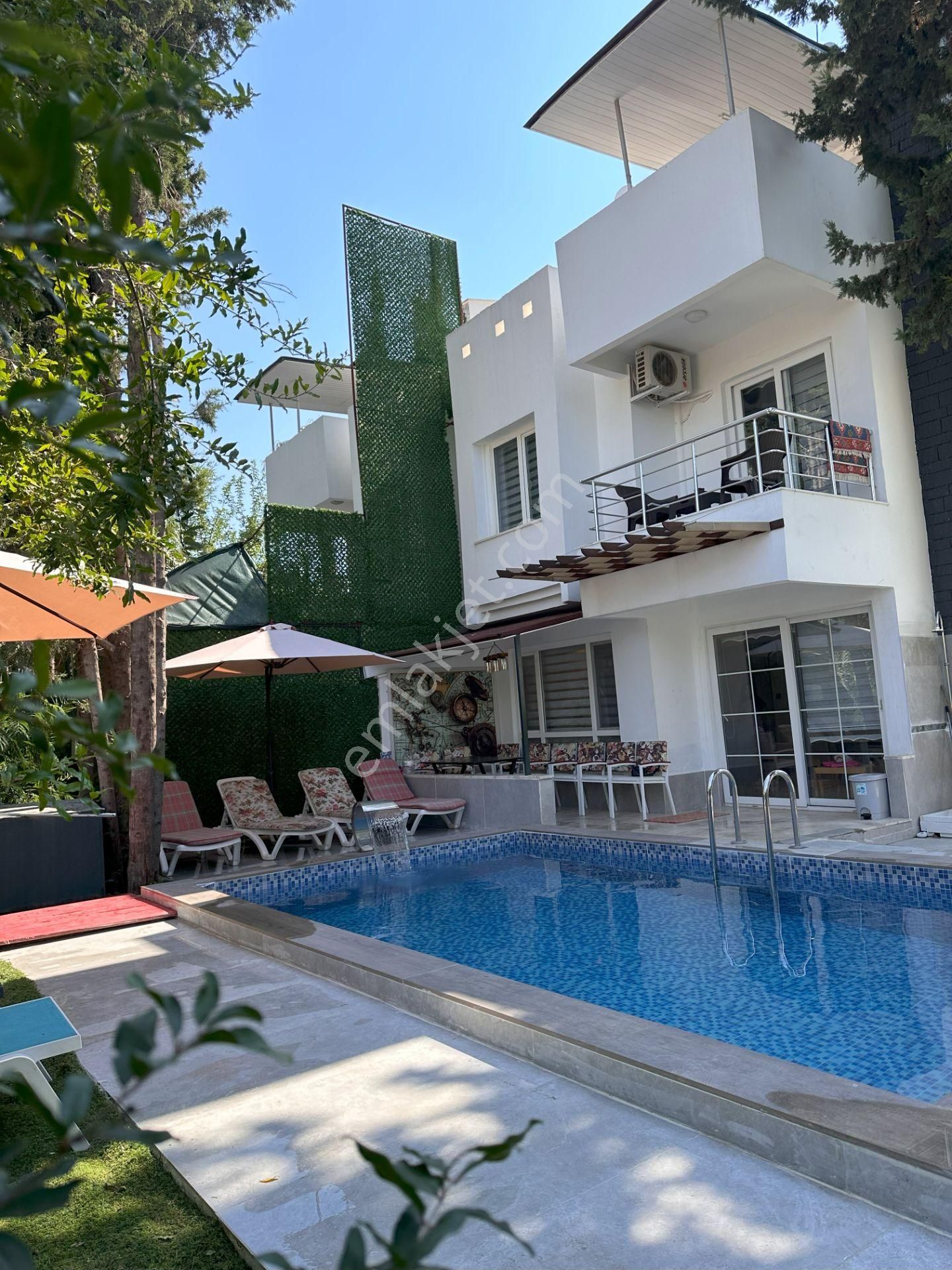 Serik Belek Satılık Villa ---Kaçmaz! --12 yataklı TRİPLEX 4+1 full VİLLA-Yenilenmiş-Özel havuz, bahçe ve otopark