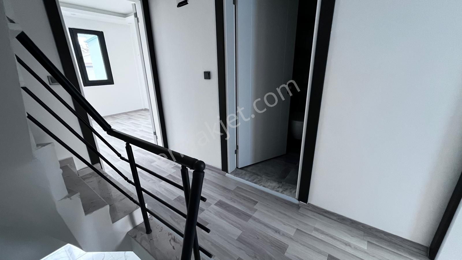Havuzlu Sitede Özel Bahçeli Sıfır İkiz Villa Triplex 4+1 - Görsel 28