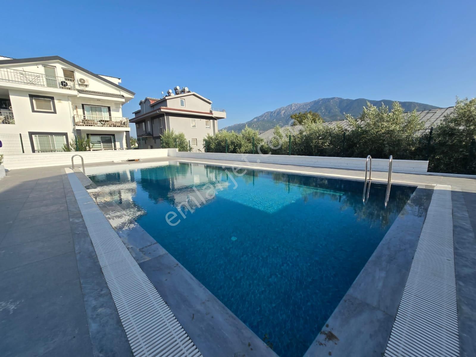 Havuzlu Sitede Özel Bahçeli Sıfır İkiz Villa Triplex 4+1 - Görsel 14