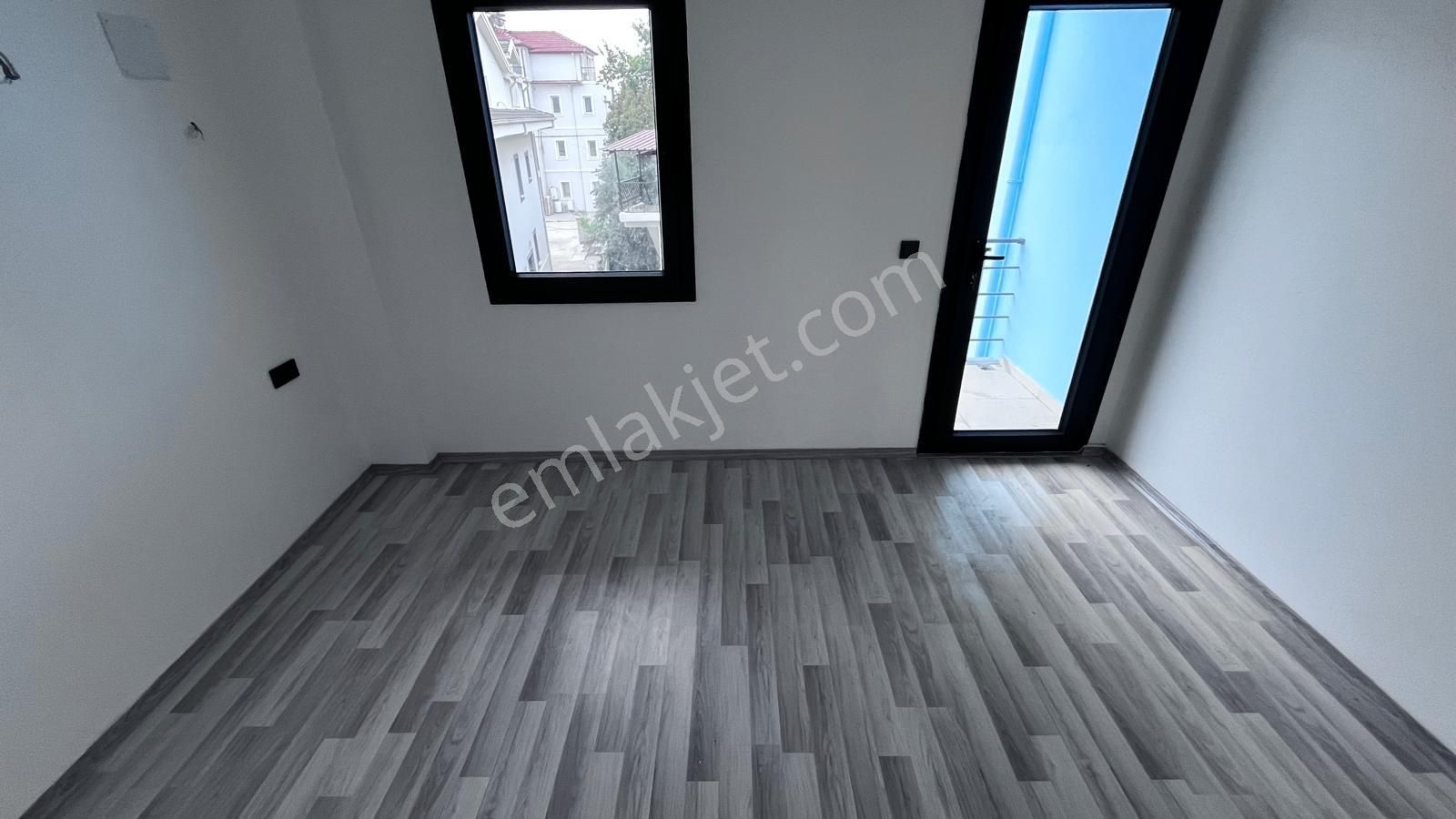 Havuzlu Sitede Özel Bahçeli Sıfır İkiz Villa Triplex 4+1 - Görsel 19