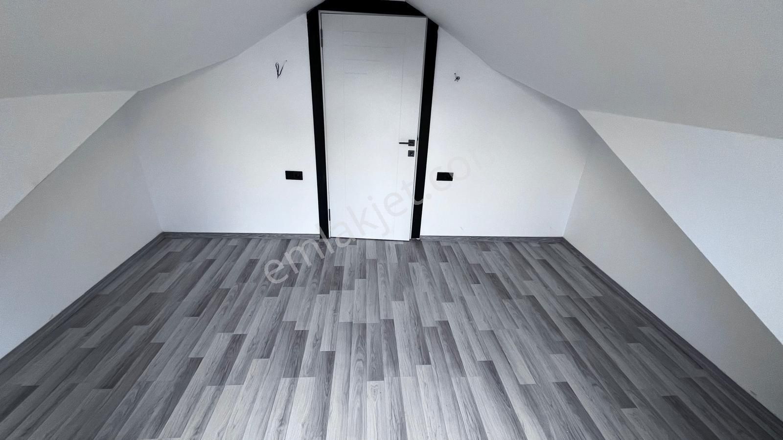 Havuzlu Sitede Özel Bahçeli Sıfır İkiz Villa Triplex 4+1 - Görsel 26