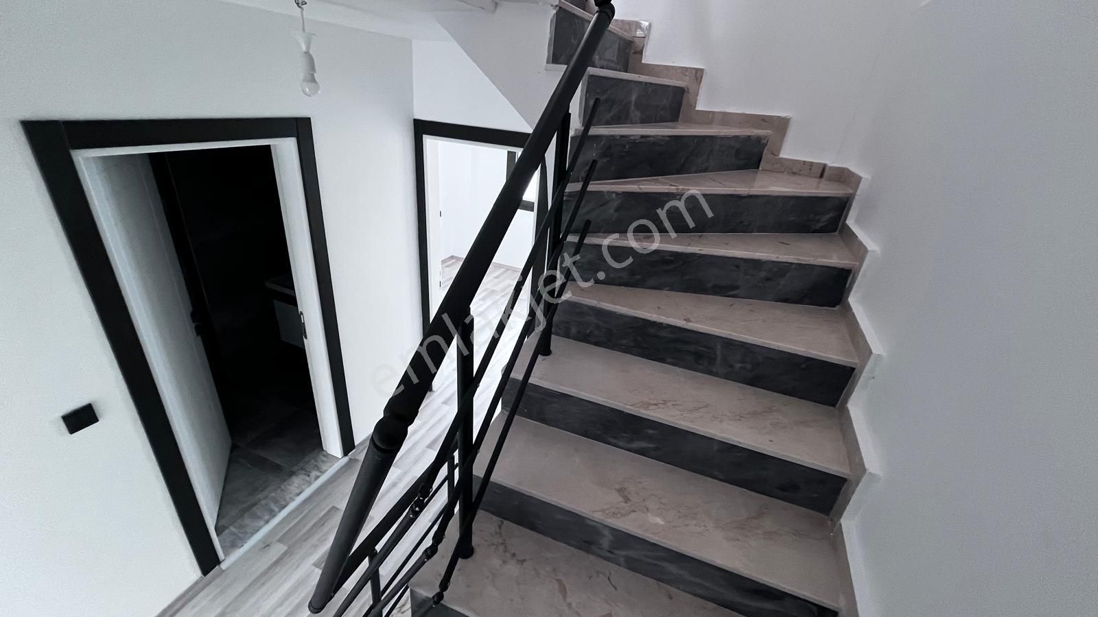 Havuzlu Sitede Özel Bahçeli Sıfır İkiz Villa Triplex 4+1 - Görsel 24