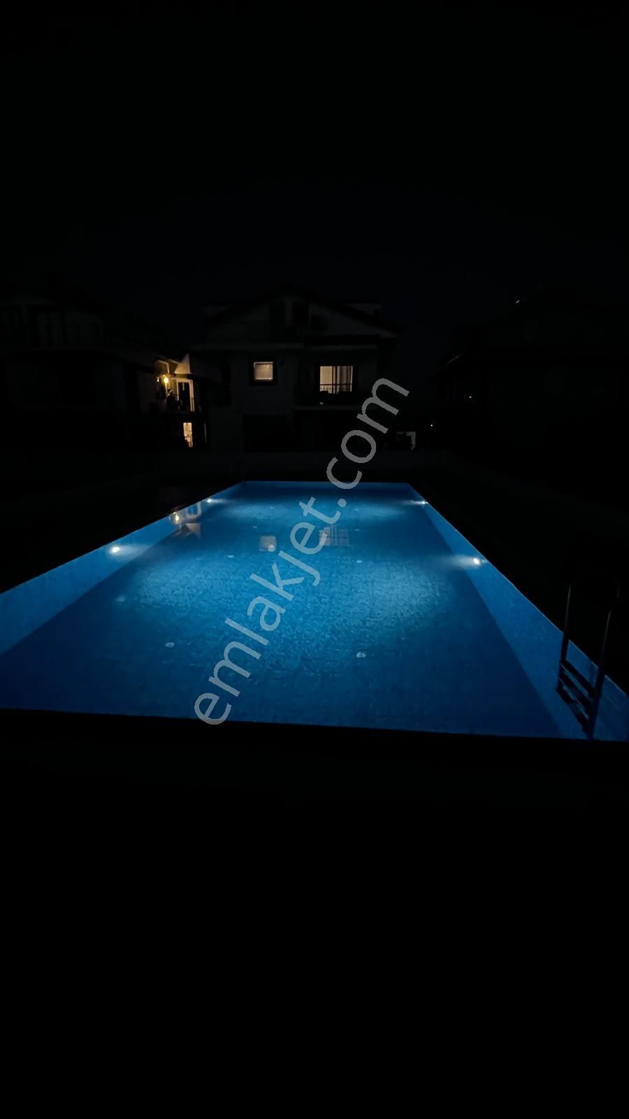 Havuzlu Sitede Özel Bahçeli Sıfır İkiz Villa Triplex 4+1 - Görsel 12