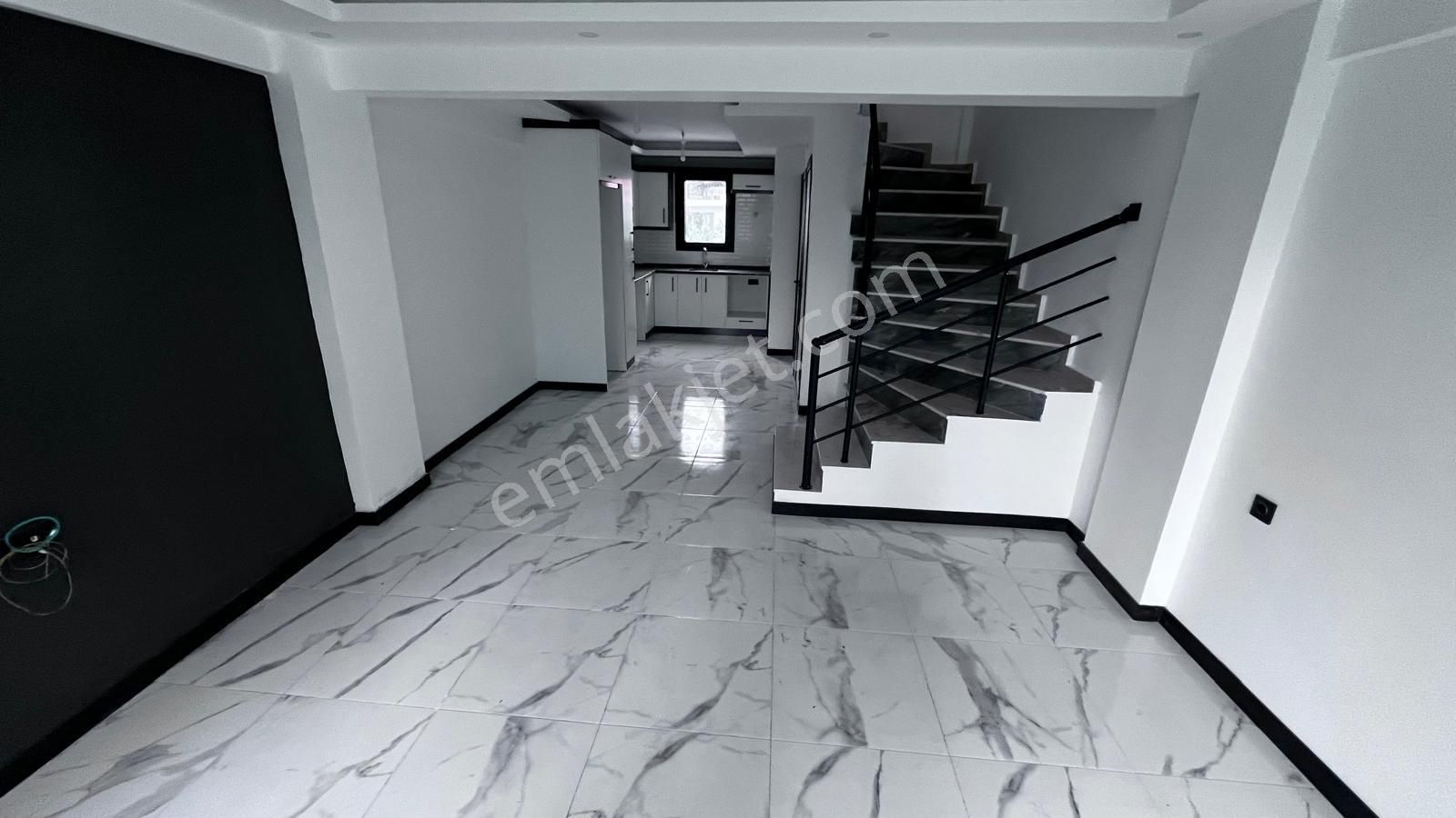 Havuzlu Sitede Özel Bahçeli Sıfır İkiz Villa Triplex 4+1 - Görsel 17