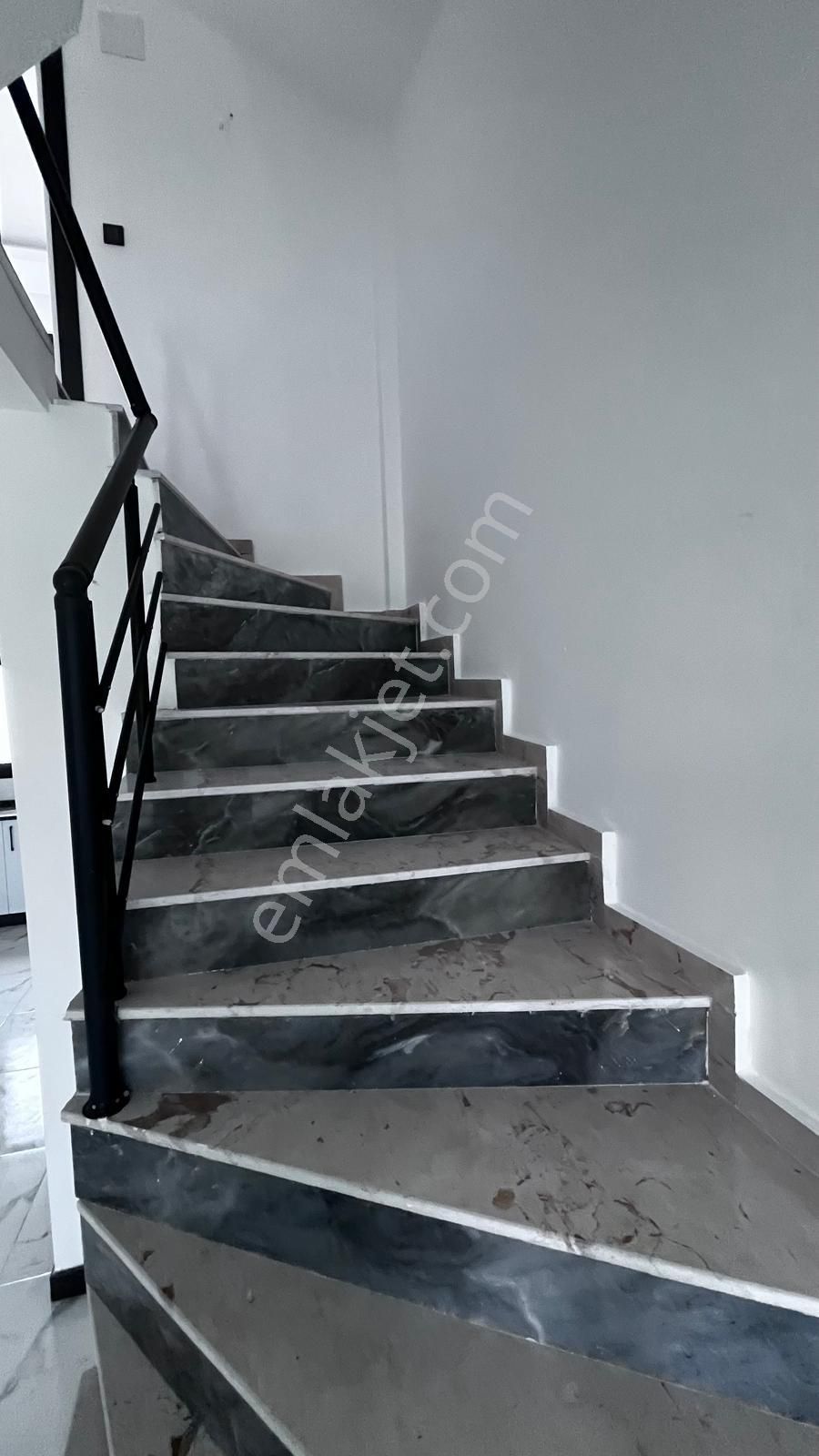 Havuzlu Sitede Özel Bahçeli Sıfır İkiz Villa Triplex 4+1 - Görsel 32