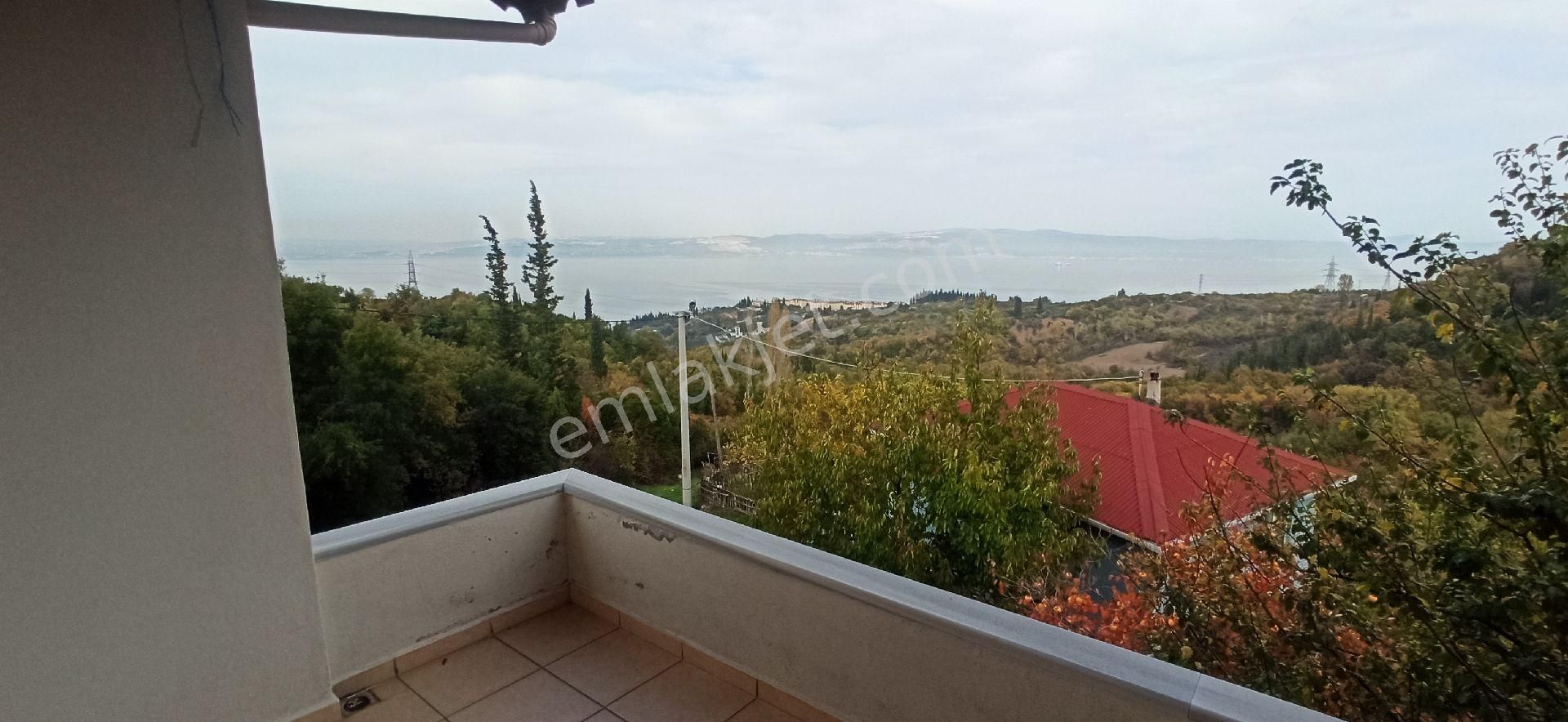 Karamürsel Oluklu Satılık Villa full deniz manzaralı doğa içerisinde merkeze yakın bahçe içerisinde villa 