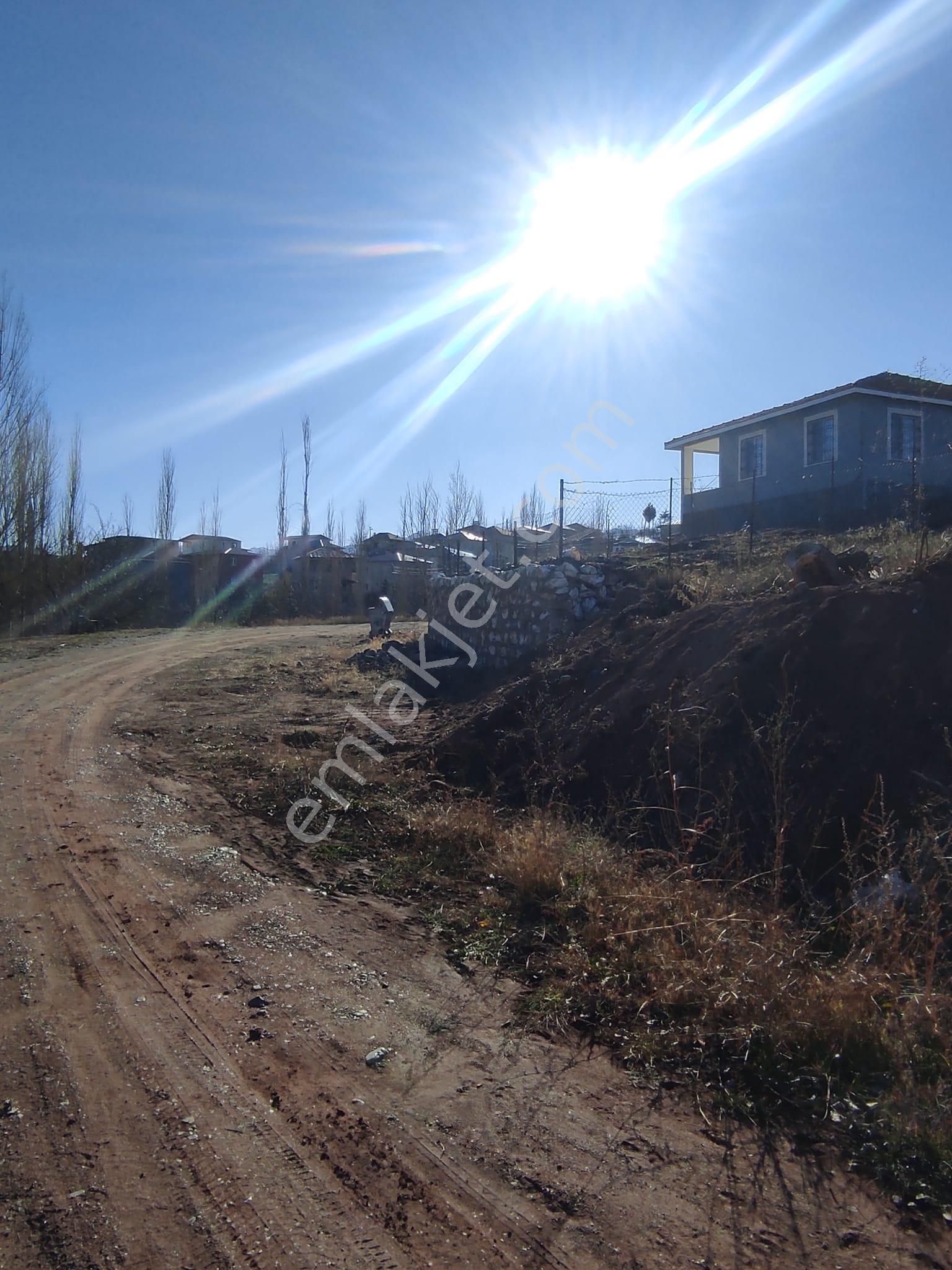 Çamardı Burç Köyü (Yeni) Satılık Konut İmarlı BURÇ'TA 1865m2 İMARLI, HAZIR ELMA BAHÇESİ KENDİ YOLU MEVCUT