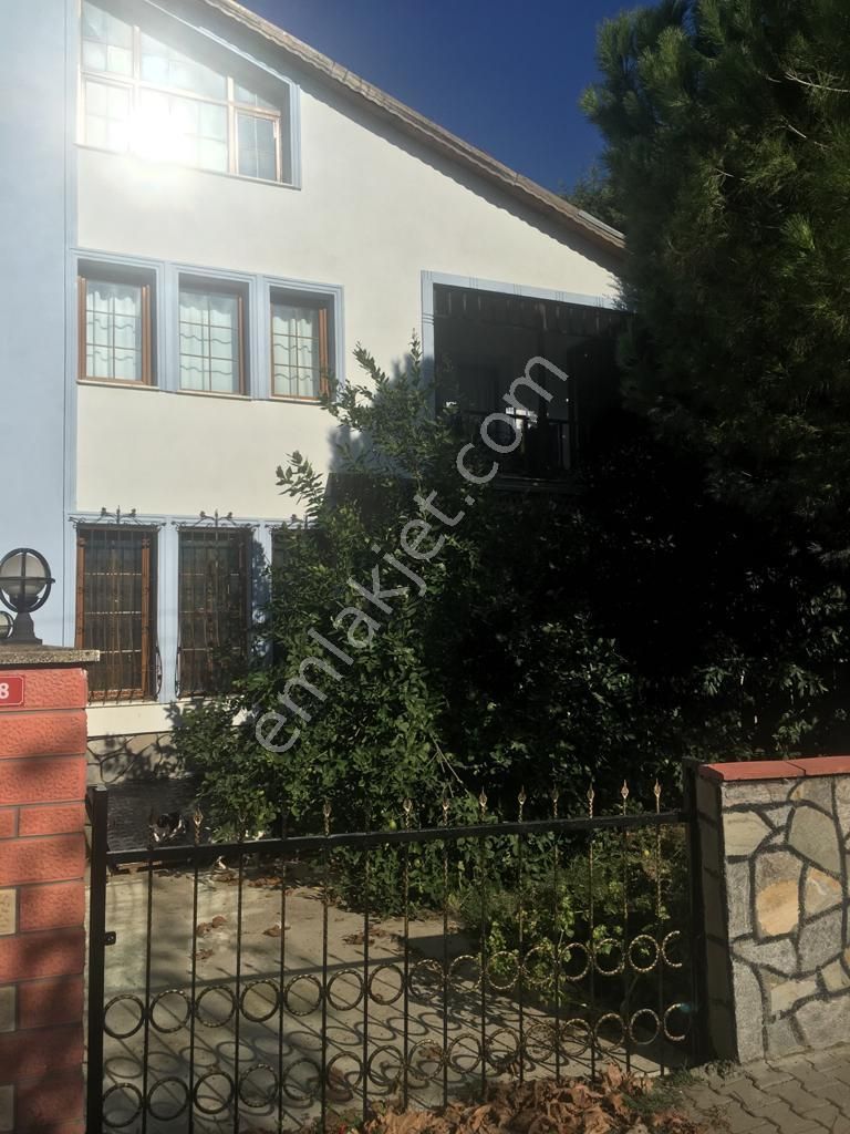 Yalova Merkez Adnan Menderes Satılık Villa ATAKENT HASTANESİNE 50MT UZAKLİKTA ADNAN MENDERES MAHALLESİ TIPLES  VİLLA  360MT ARSA İÇİNDE